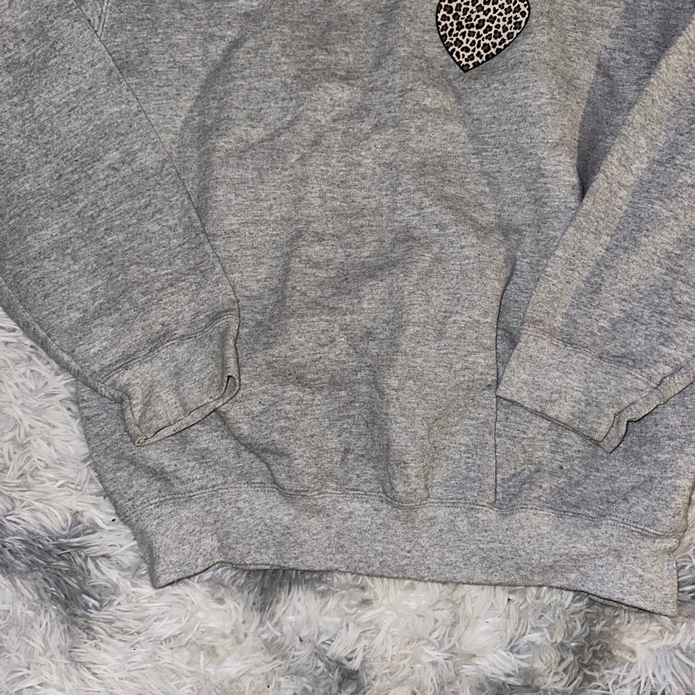 Woman’s Gray 'Mama' Sweatshirt W/Leopard Heart - Port & Company Medium - Picture 3 of 4
